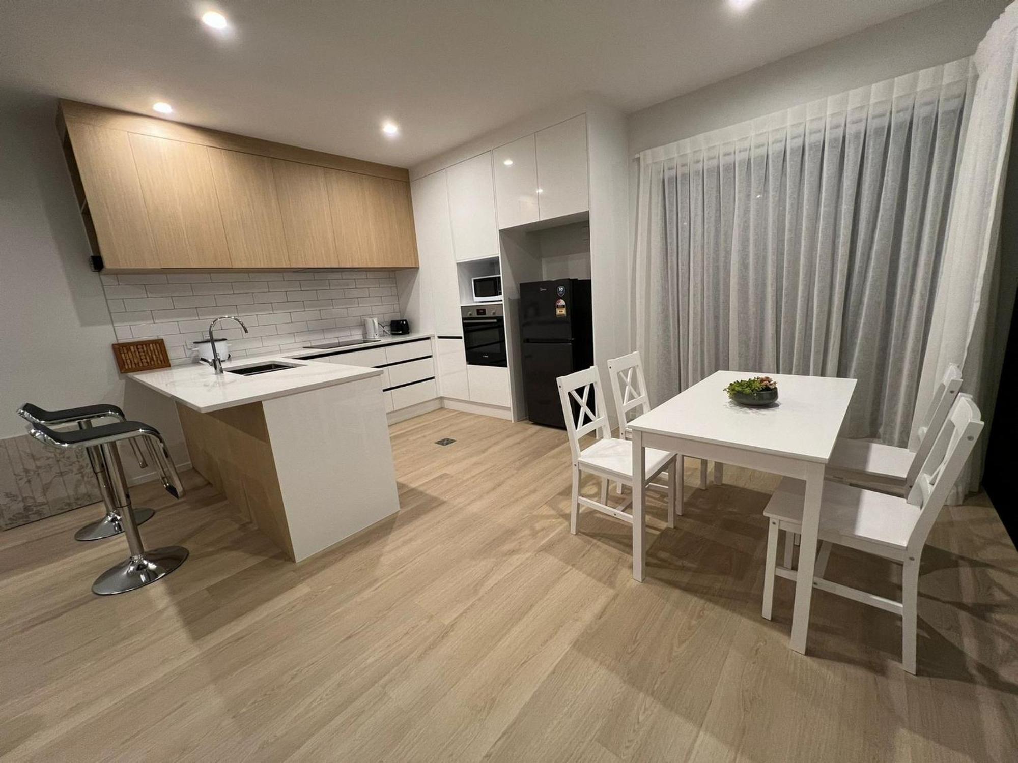 Central Modern 3-Bedroom,3- Bathroom House With Patio And Carpark- Lower Hutt City Centre Экстерьер фото