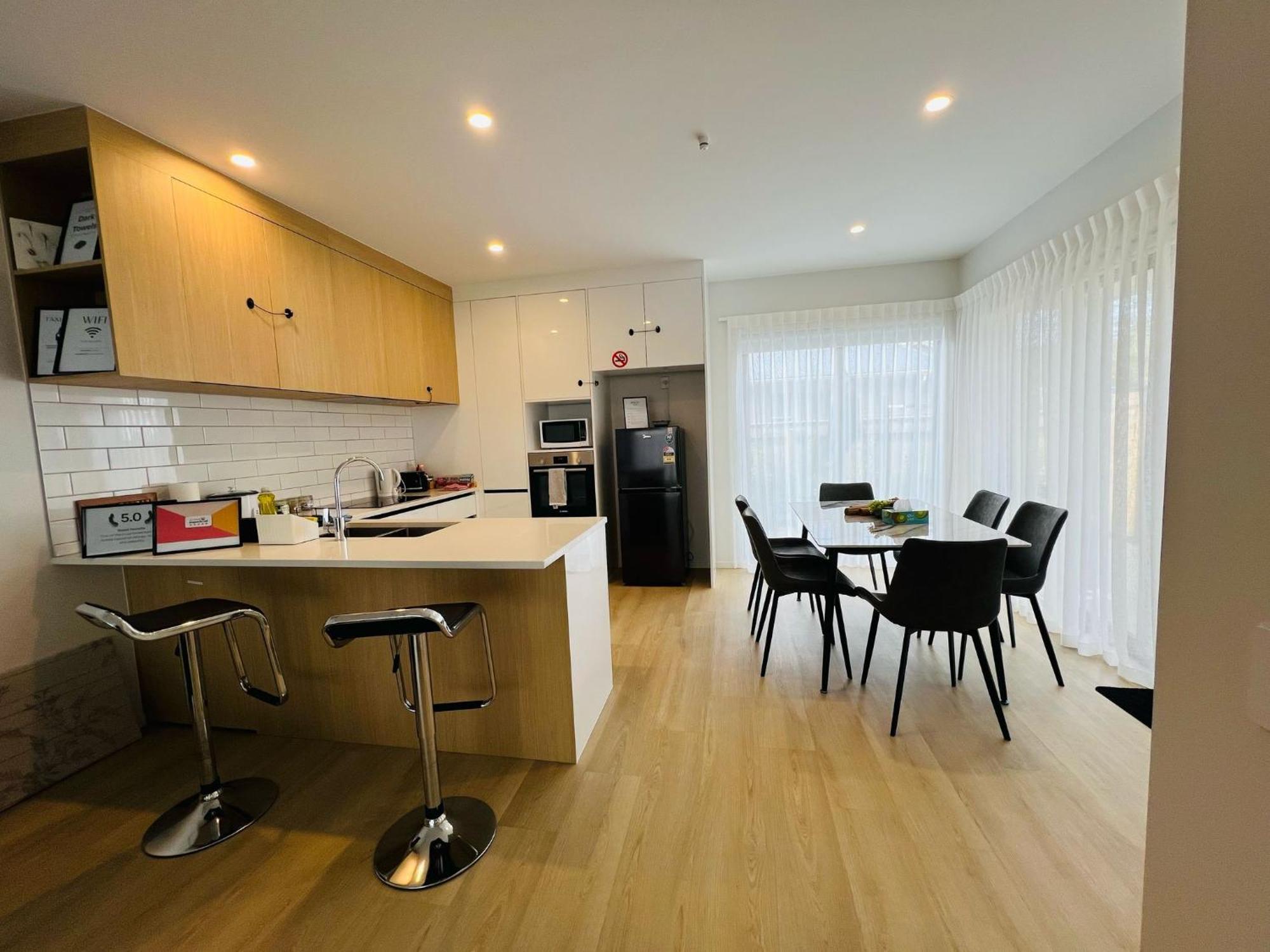 Central Modern 3-Bedroom,3- Bathroom House With Patio And Carpark- Lower Hutt City Centre Экстерьер фото