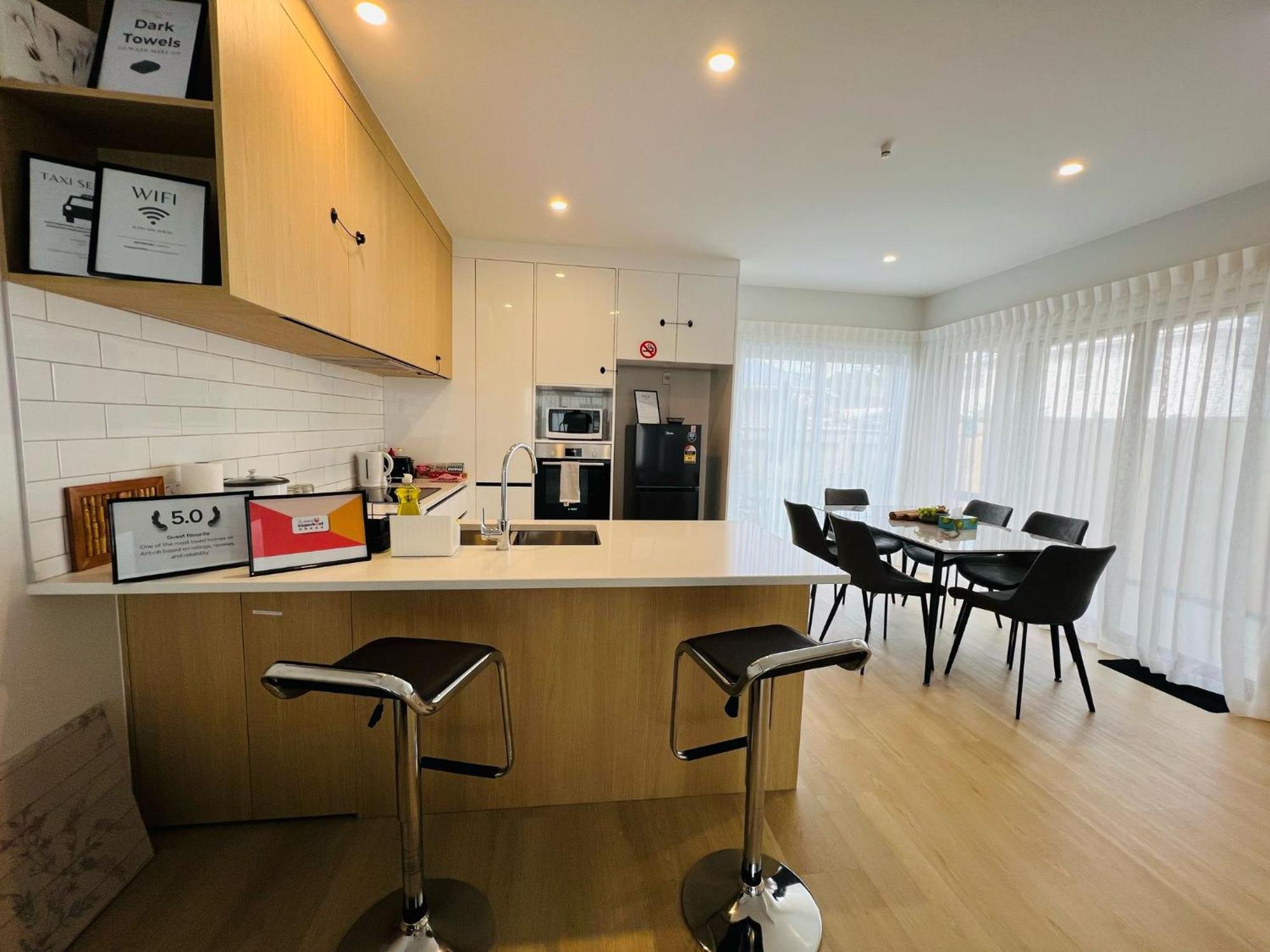 Central Modern 3-Bedroom,3- Bathroom House With Patio And Carpark- Lower Hutt City Centre Экстерьер фото