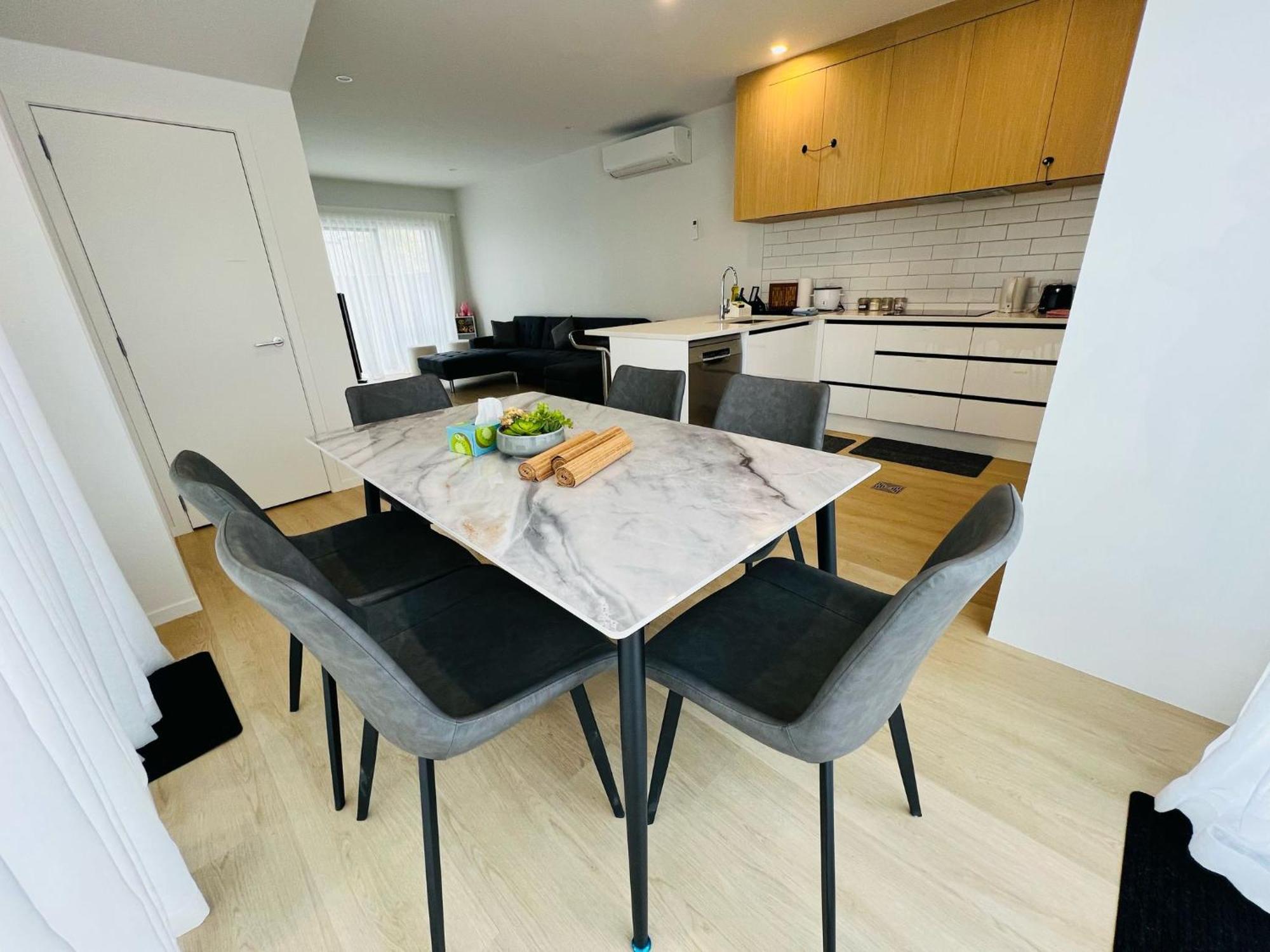 Central Modern 3-Bedroom,3- Bathroom House With Patio And Carpark- Lower Hutt City Centre Экстерьер фото